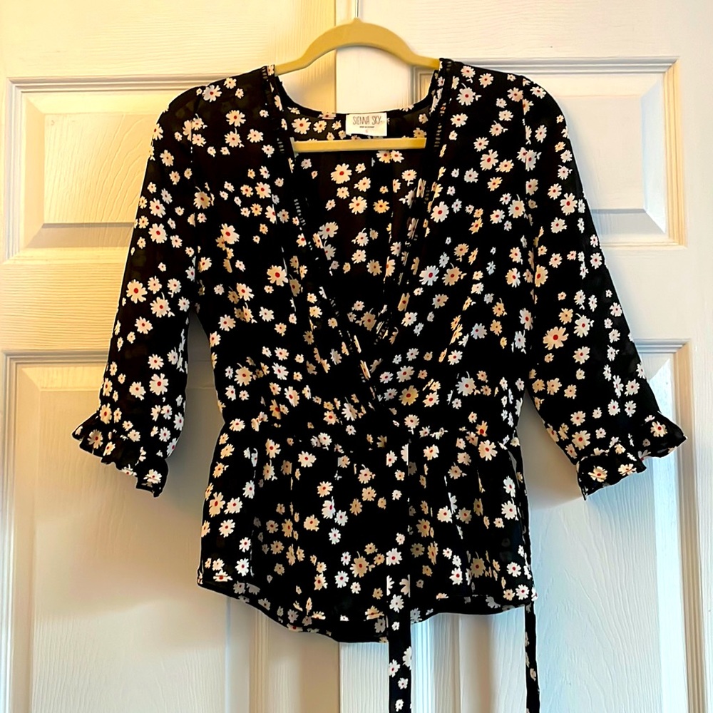 Black and white daisy blouse with V-line and bow at waist✨